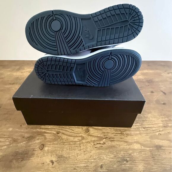 Jordan 1 Mid ‘Armory Navy’ (GS) size 5.5Y/7W - Picture 9 of 10
